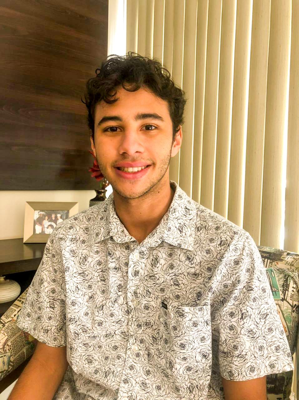 Fernando Domingos, Web Designer e Especialista em SEO, sorrindo em foto de perfil profissional.